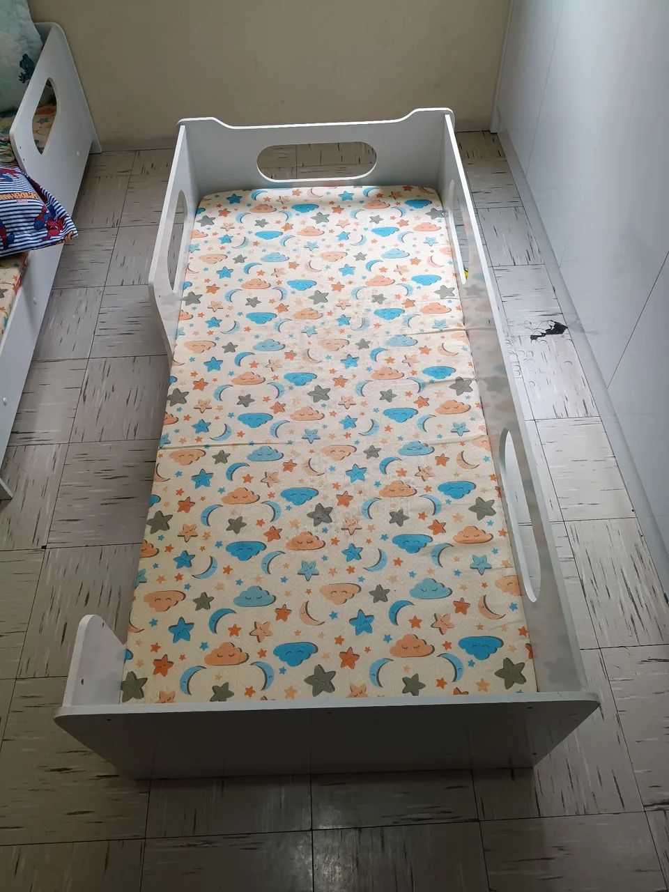 Cama infantil com colchão e sapateira