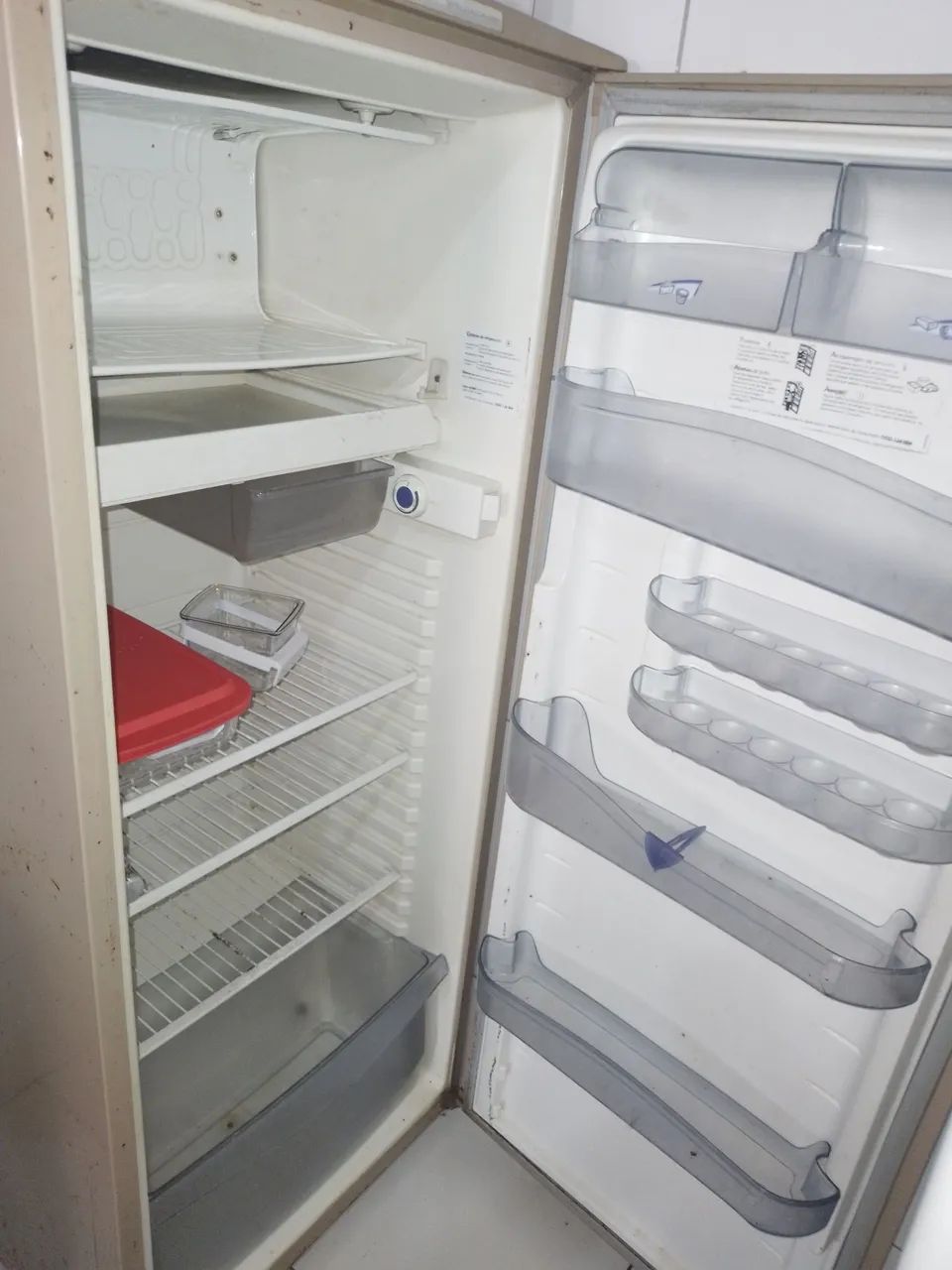 Vendo uma geladeira esta em boas condições 