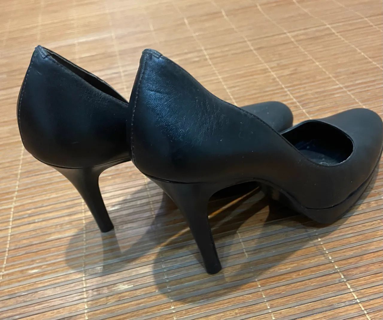 Scarpin preto clássico em couro legítimo 