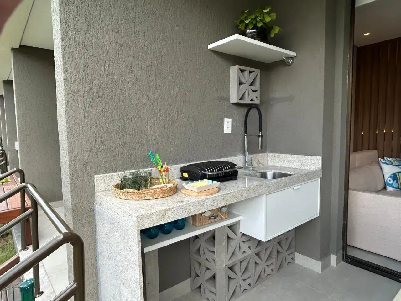 Apartamento térreo mobiliado beach class summer 42m² com varanda gourmet - Foto 2