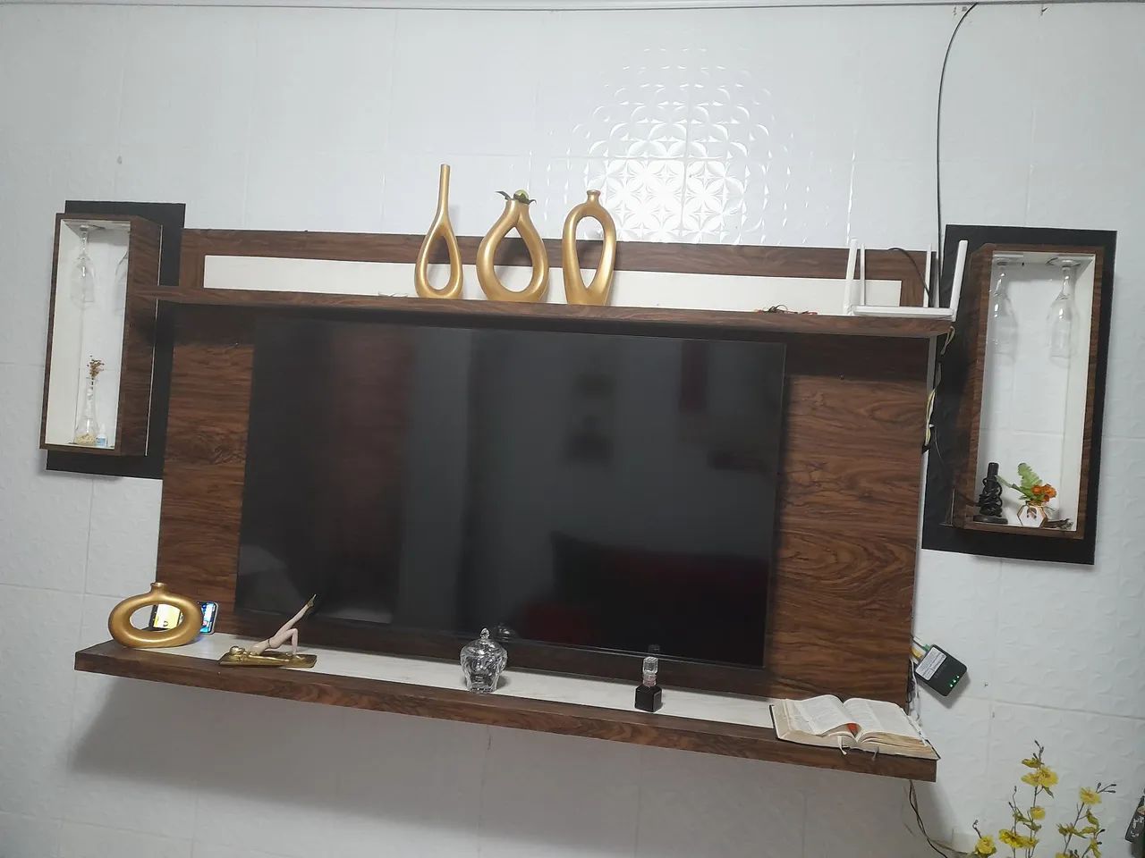 Painel de TV suspenso