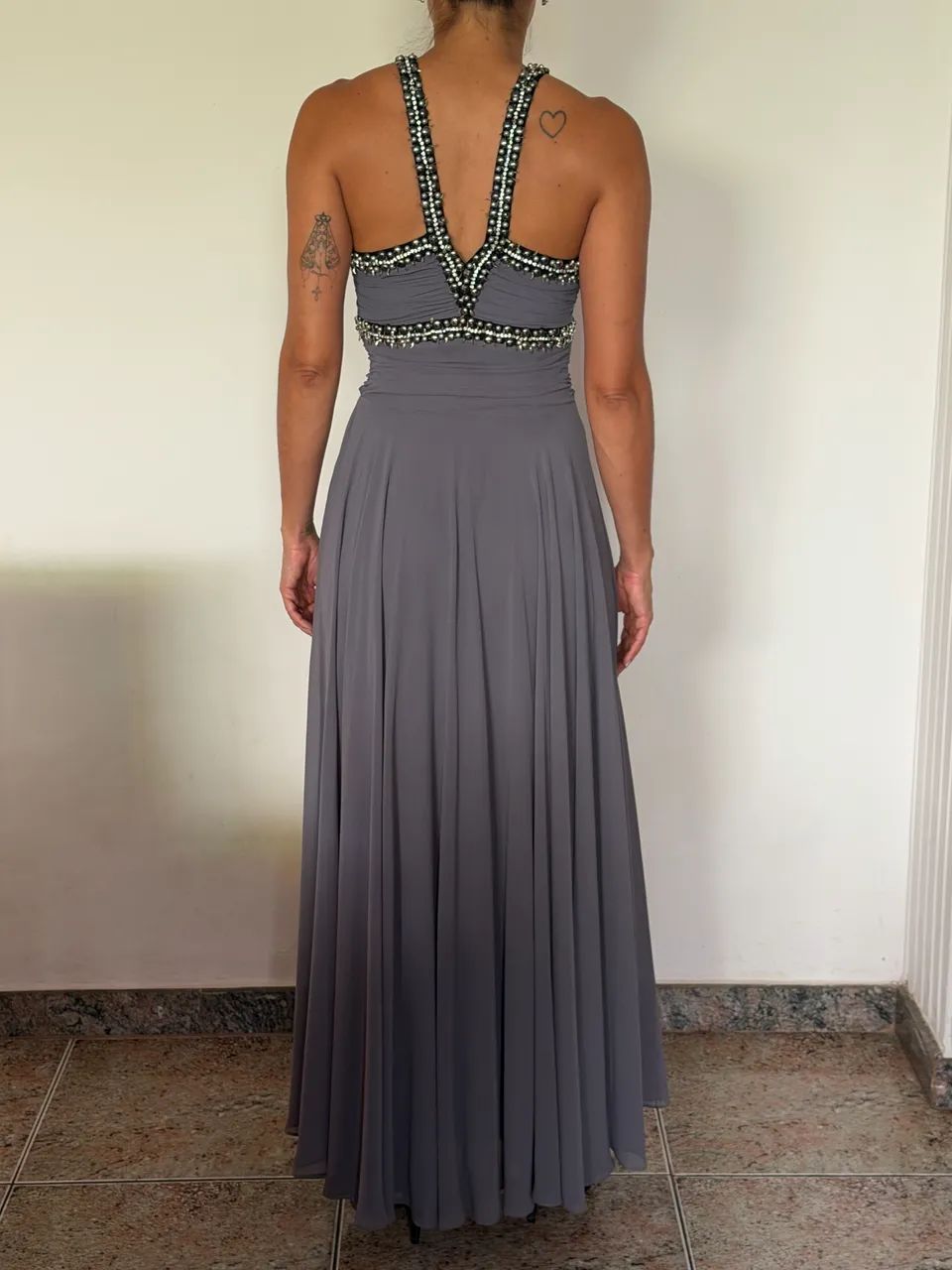 Vestido cinza bordado com pedraria- elegante  - Foto 2