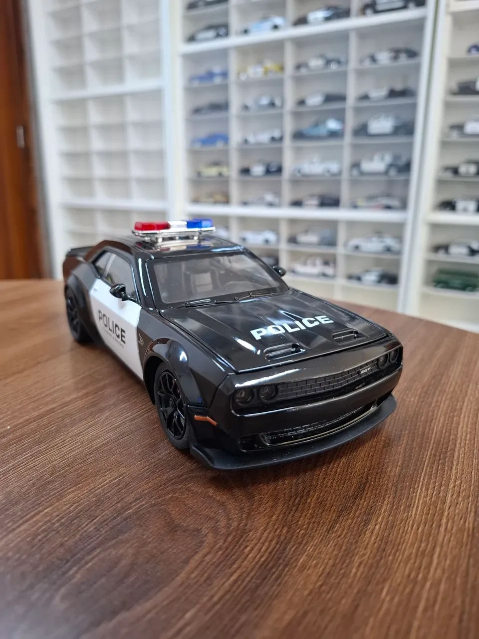 Miniatura Police 1/24 Dodge Charllenger SRT Hellcat 