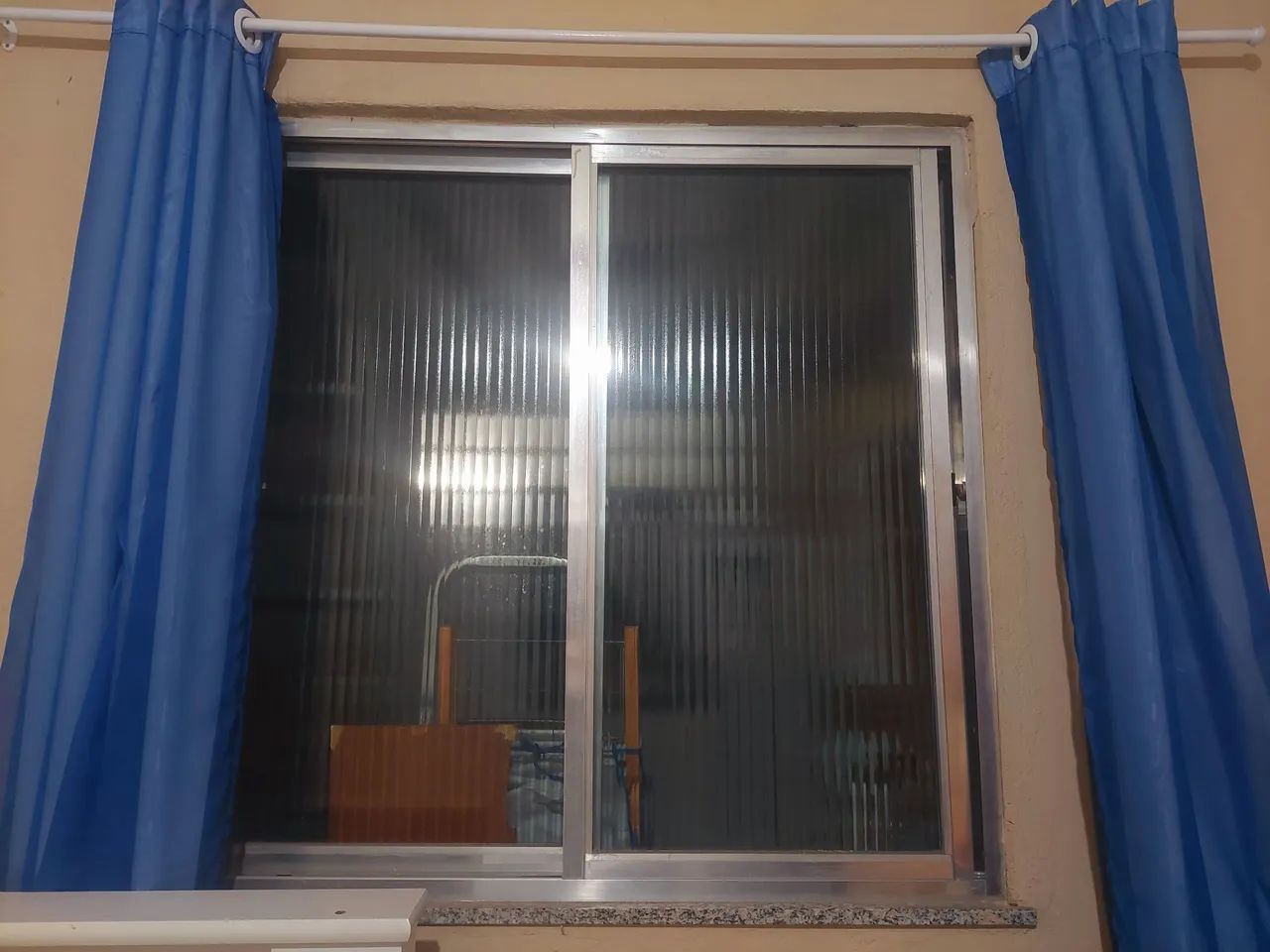 Janela à venda,ela possui 1,20 de altura e 1,20 de largura,precisa apenas de uma lavagem.