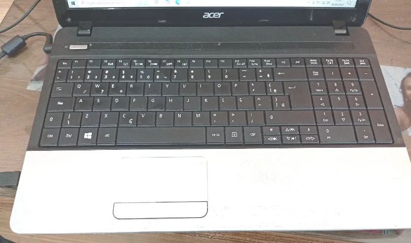 Notebook Acer E1-531-2606. Defeito na tela mas dá pra usar. - Foto 4