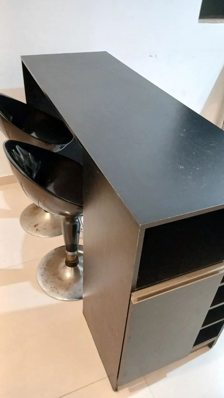 Mesa americana com 4 banquetas altas reguláveis