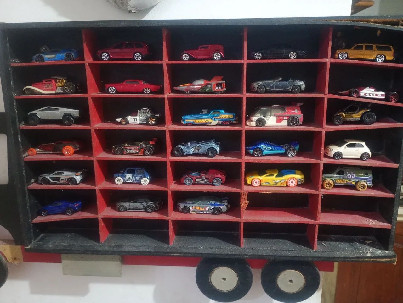 Coleção com 28 Miniaturas de Carros Hot Wheels/ Maisto