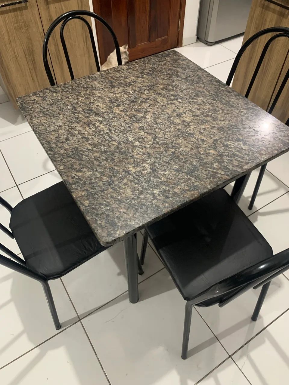 MESA COM 4 CADEIRAS - TAMPO DE MÁRMORE - Foto 4