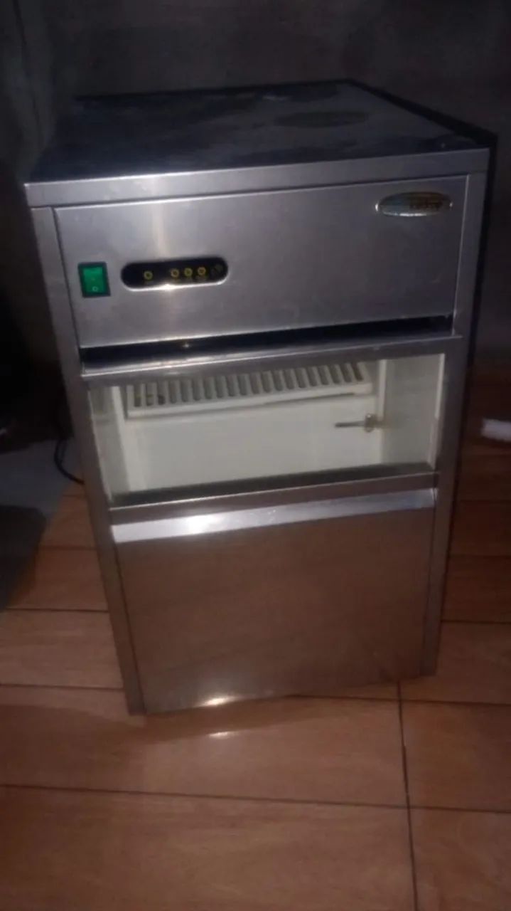 Máquina de fazer gelo 