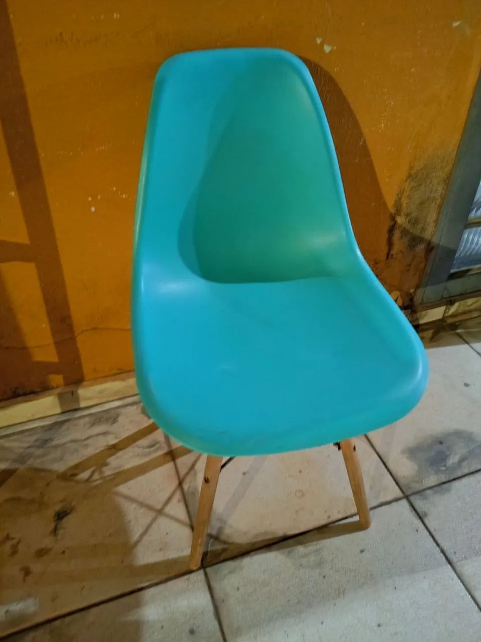 Cadeira Eames Eiffel Pés de madeira Linda, boa e barata - Foto 4