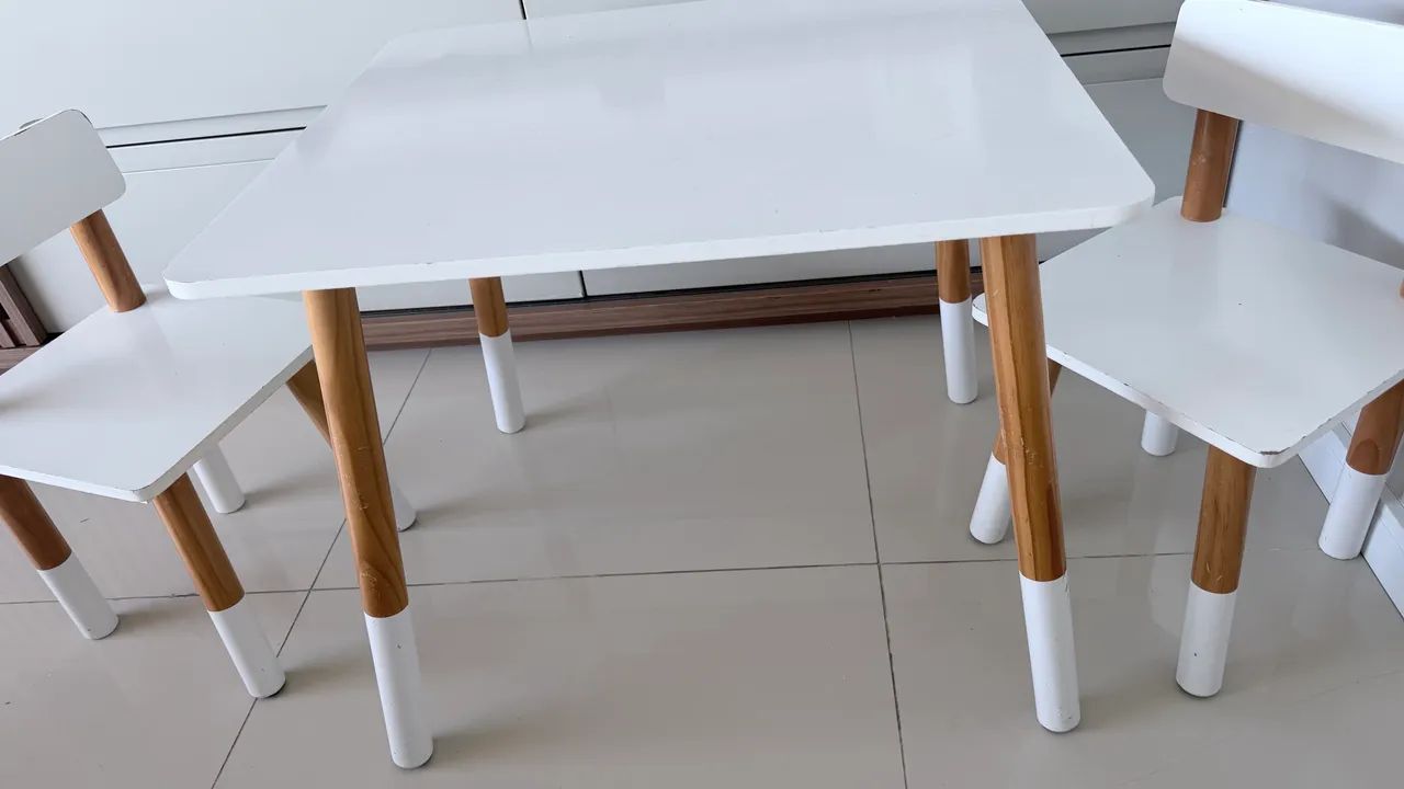 Mesa com cadeiras infantil