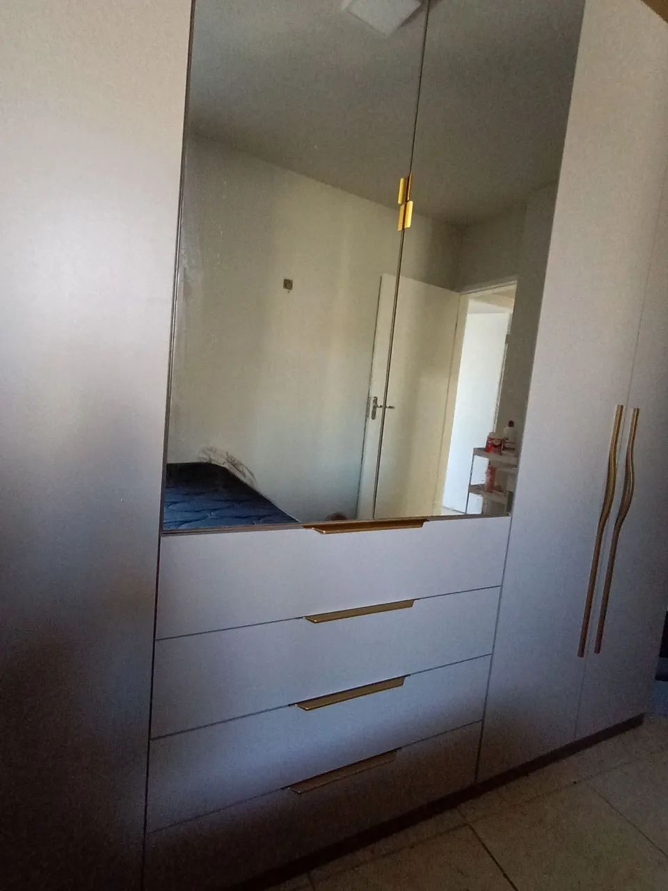 Guarda-roupas com 6 portas e espelho - Foto 2