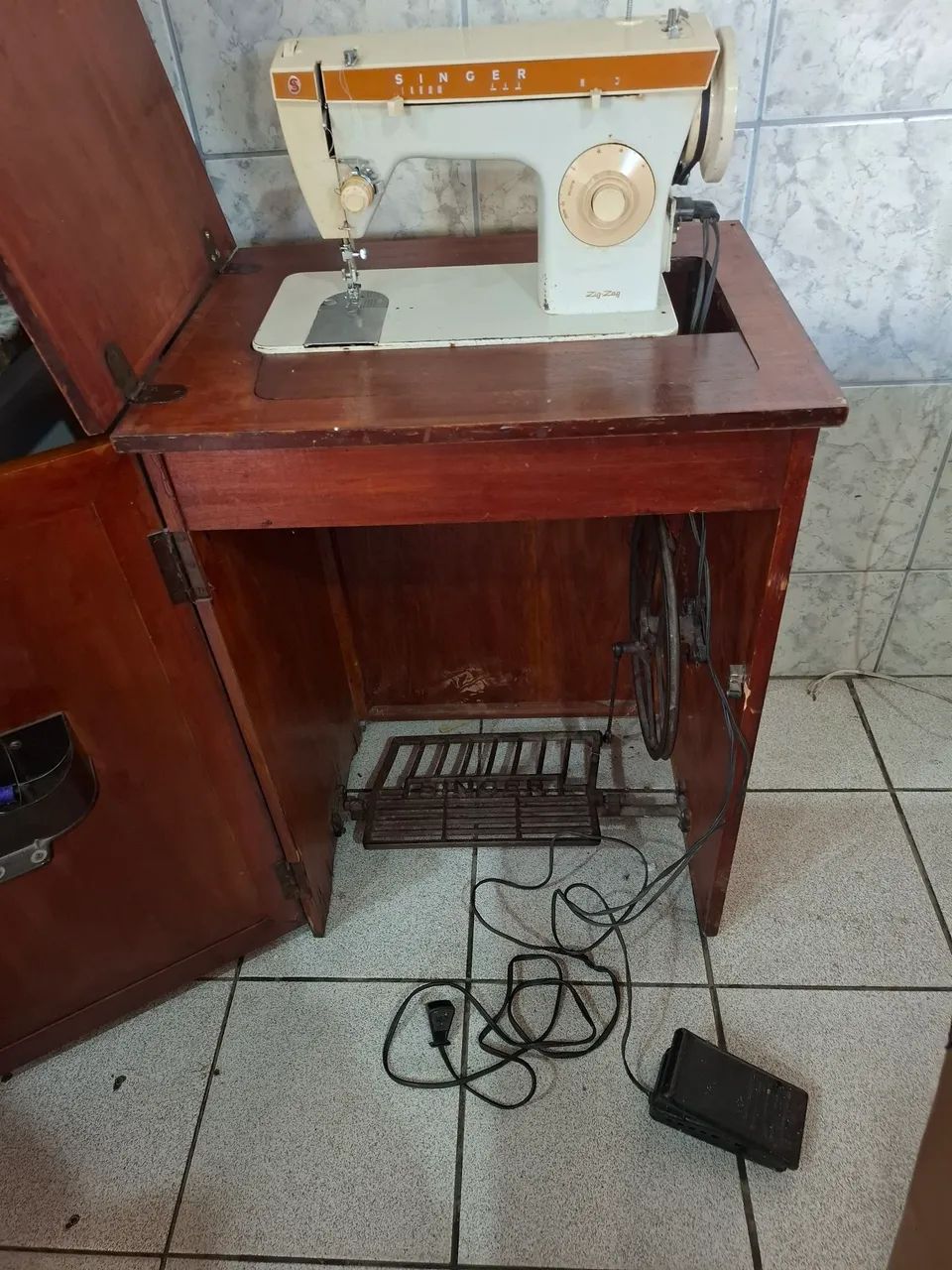 Máquina de costura antiga - Foto 2