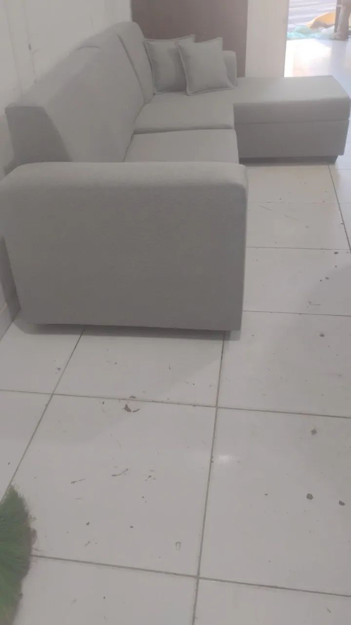 Sofá charse no tecido de linho acompanhado de pequenas almofadas como brinde . - Foto 3