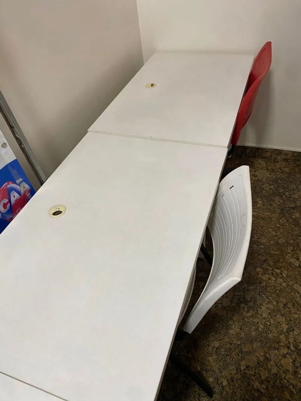 Mesa de escritório branca - com passa-cabos