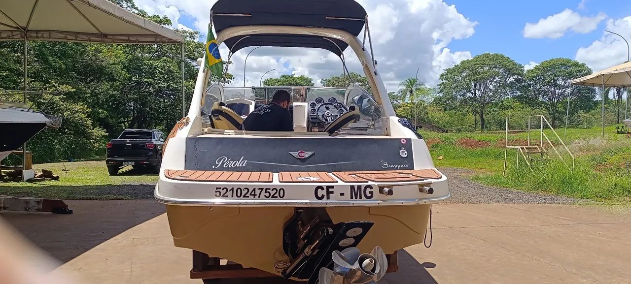 Lancha ano 2017 cabinada 23 pés rabeta bravo3 250 hp - Foto 3