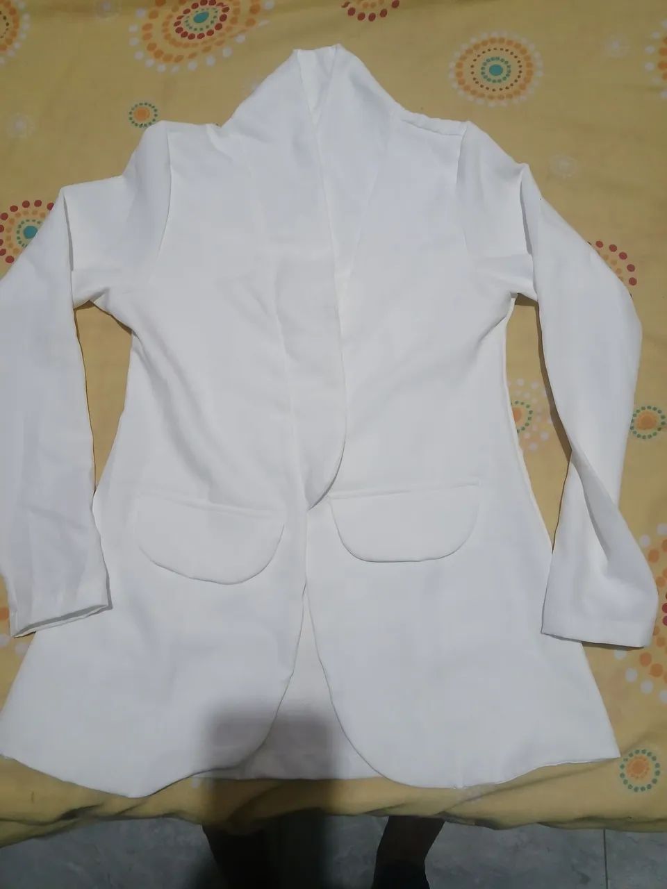  Um blazer branco novo 