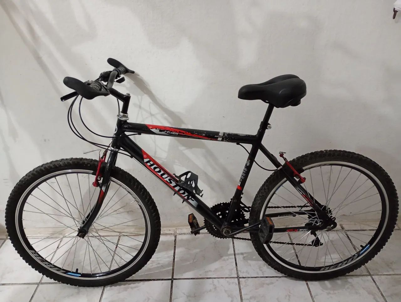 Vendo bicicleta Houston aro 26 semi nova. 