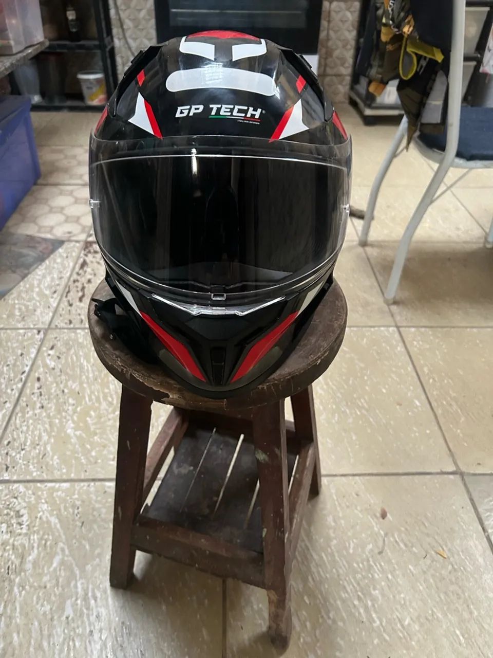 Vendo capacete GP TECH com 2 viseiras.