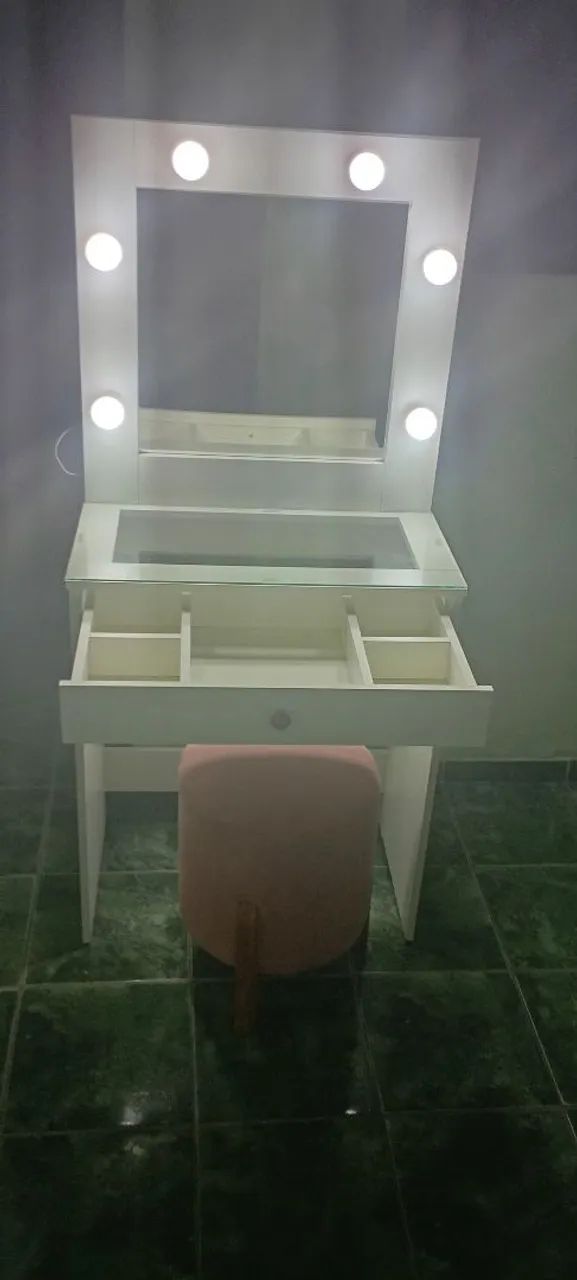 Penteadeira em estado de muito nova 