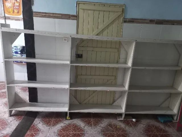 Desapegar de duas prateleiras de madeiras