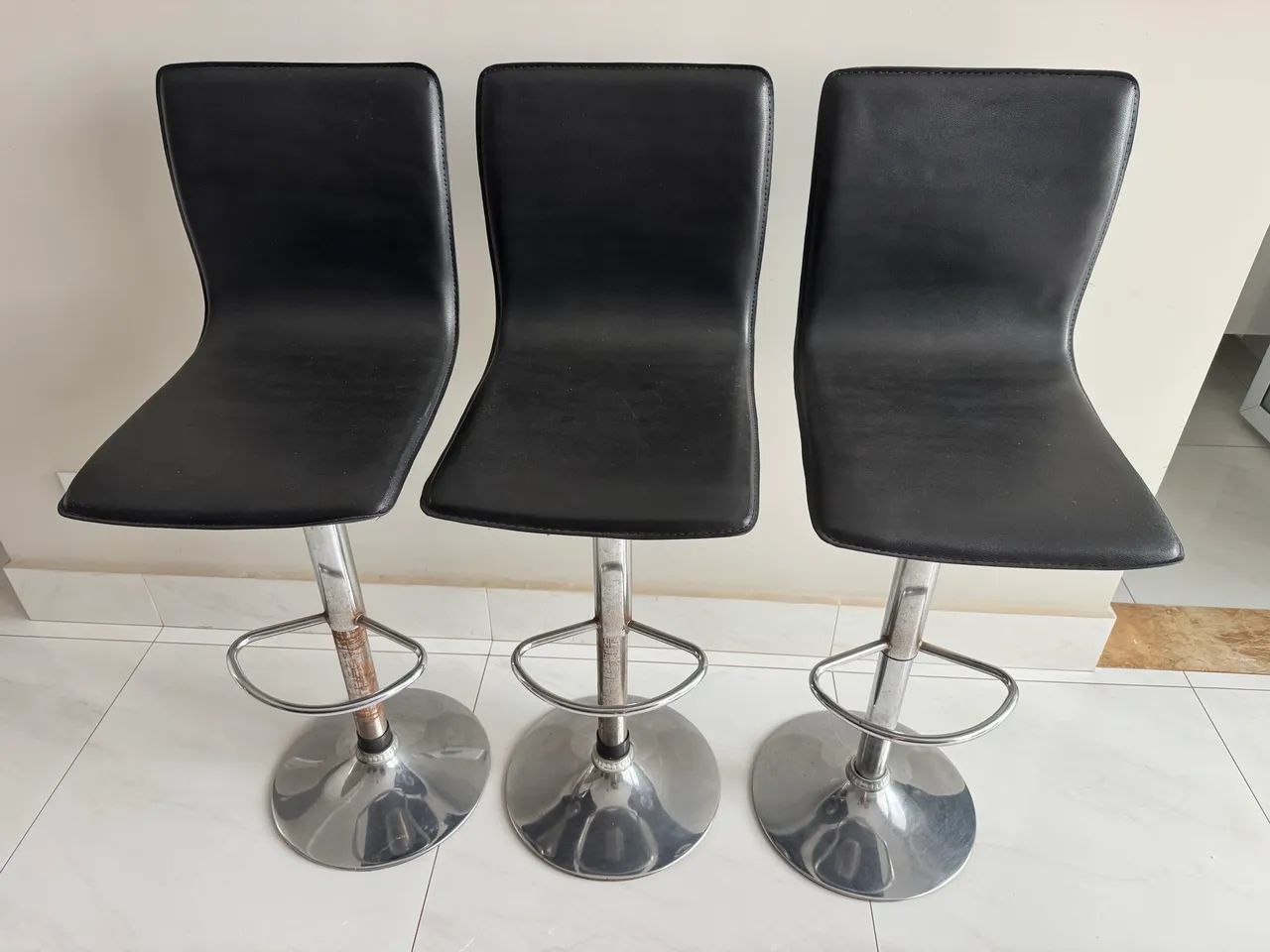 Kit com 3 banquetas giratórias 