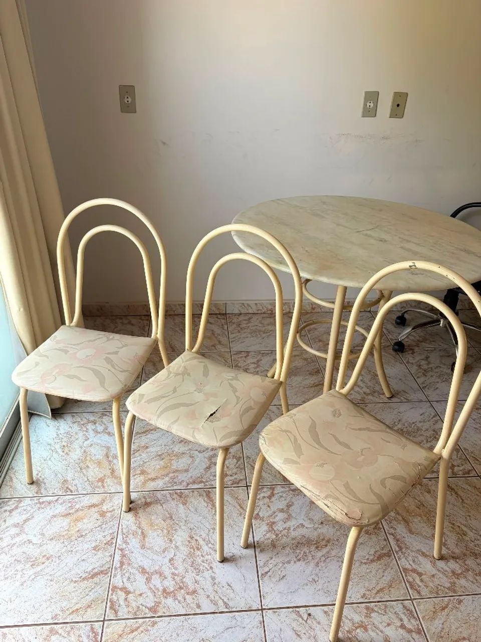 VENDO MESA DE PEDRA COM 3 CADEIRAS - Foto 2