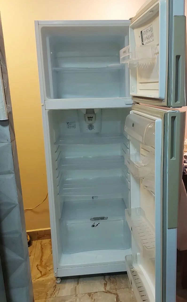 VENDO UMA GELADEIRA USADA, VOLTAGEM 127, CASI QUEIRA, LEVA JUNTO O TRANSFORMADOR . - Foto 5