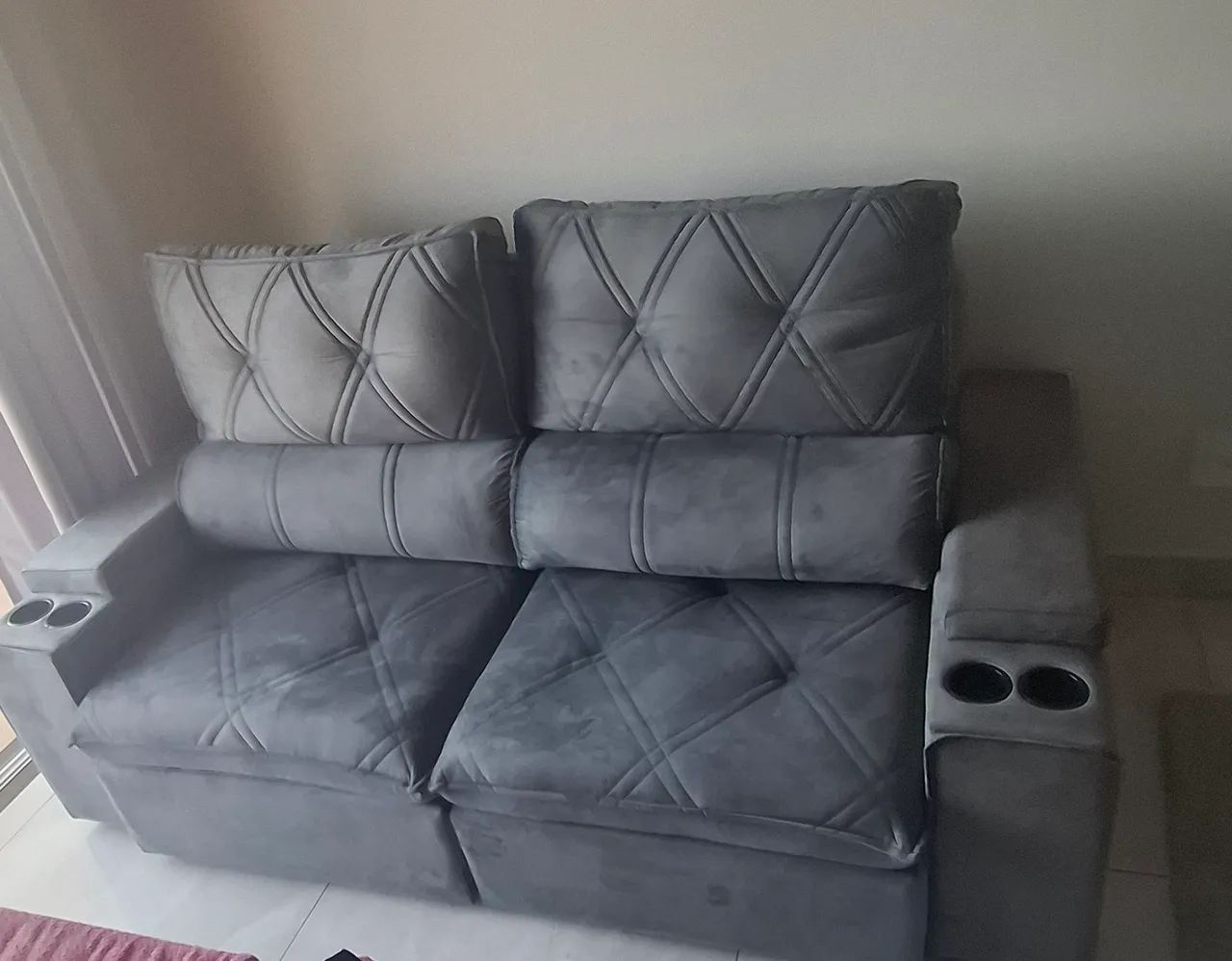 sofa retratil  com porta copo embutido  é novo e é de suede