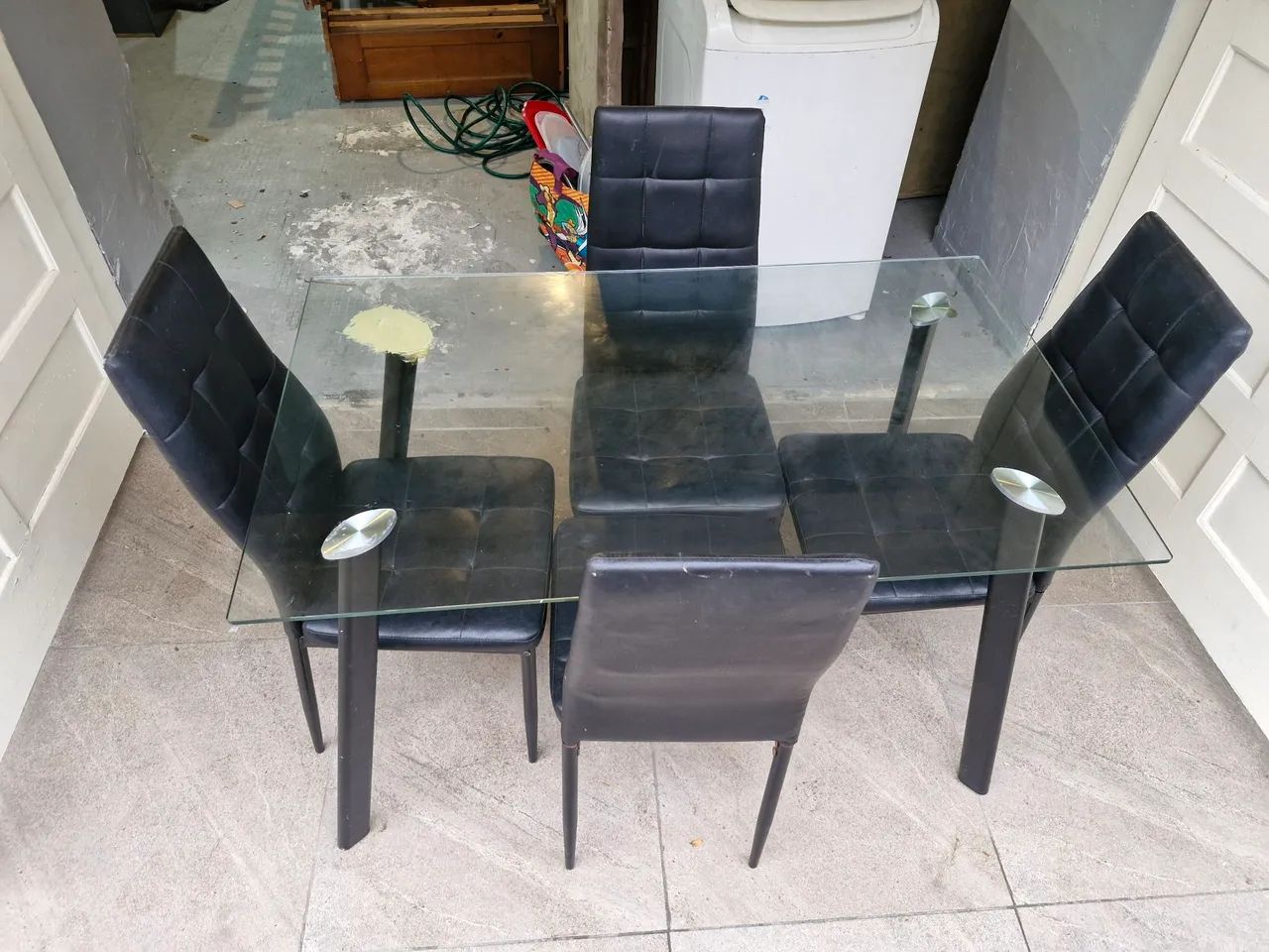 Mesa de jantar com quatro cadeiras de couro - Foto 5