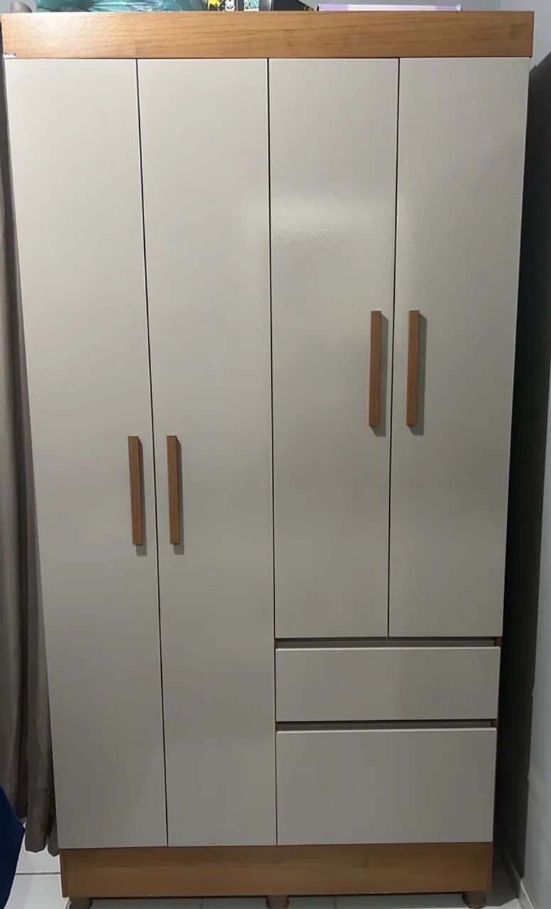 Guarda roupas solteiro.