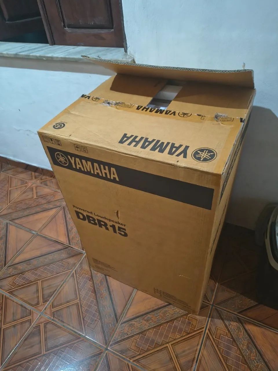 Caixa de som Yamaha top DBR15 