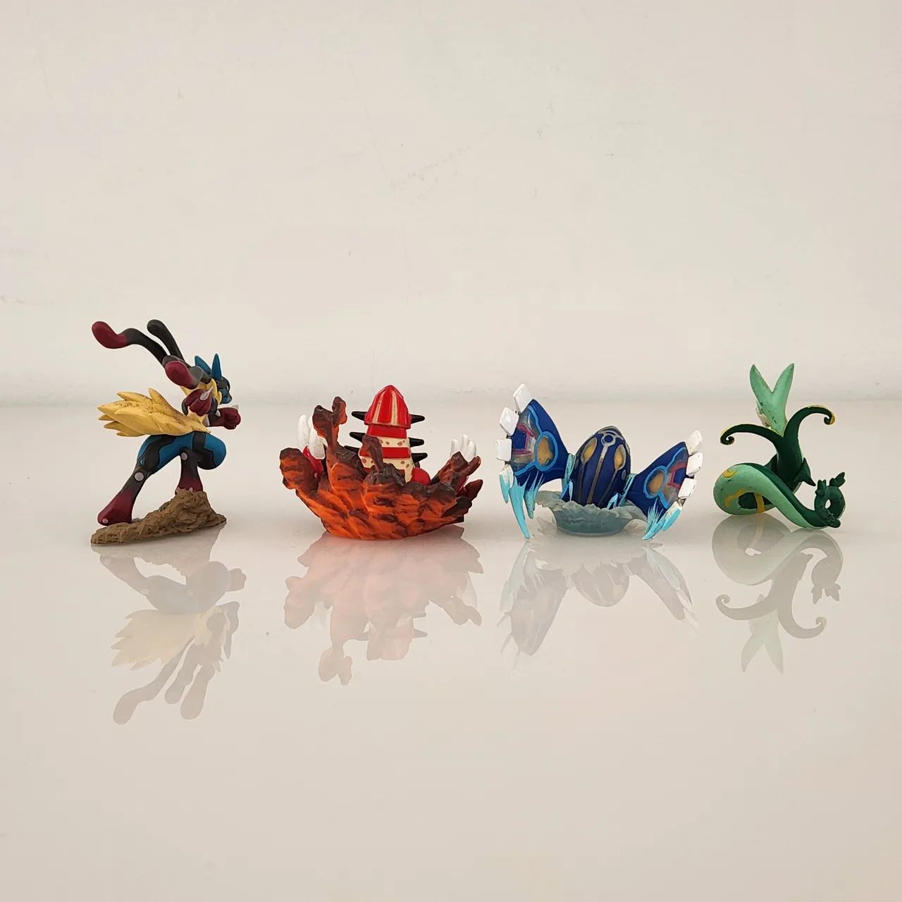 Pokemon TCG Mini Figures ( Lucario, Groudon, Kyogre, Serpirior ) - Foto 2