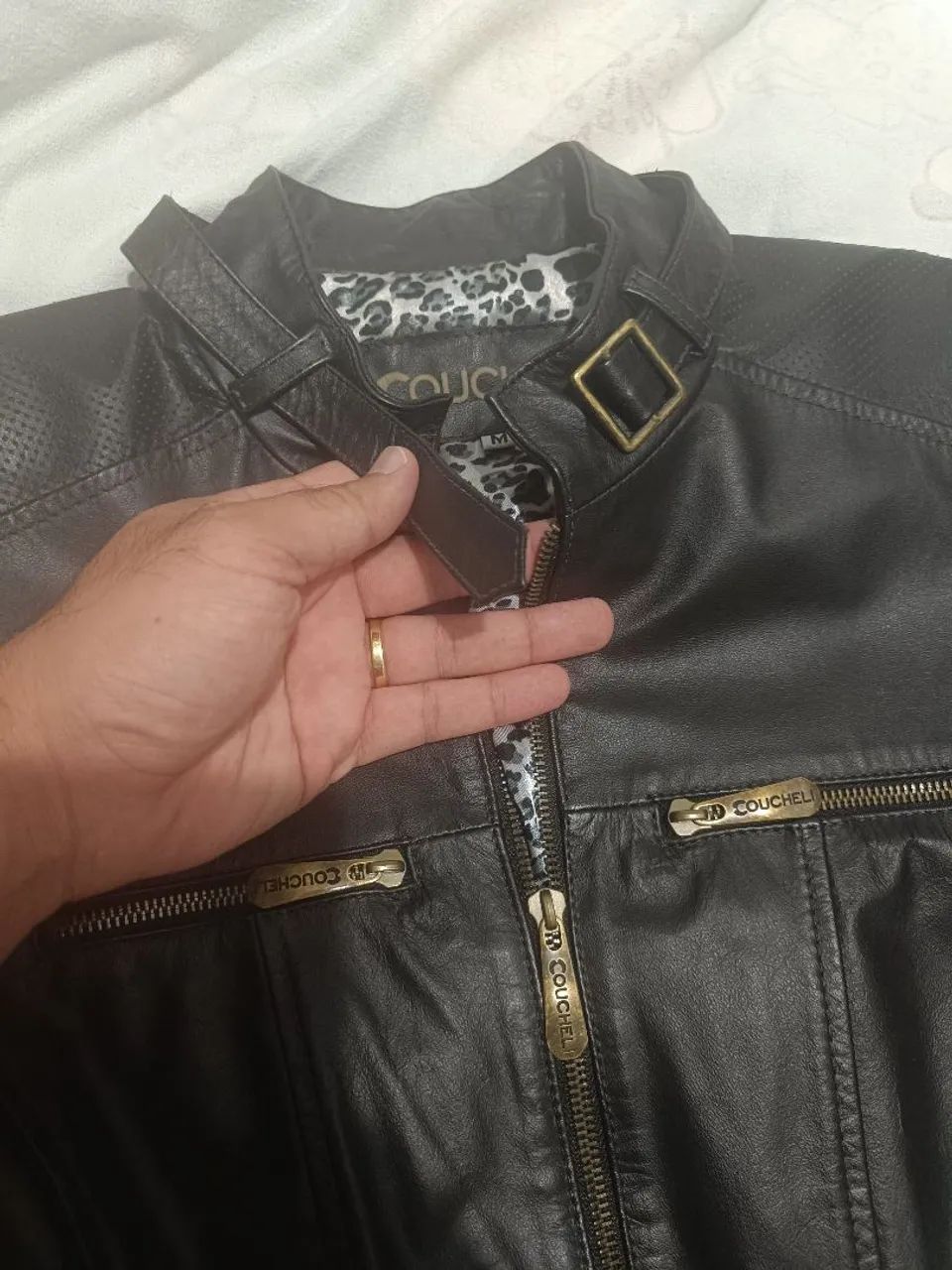 Jaqueta de Couro Coucheli Preta Feminina com forro de onça  - Foto 4