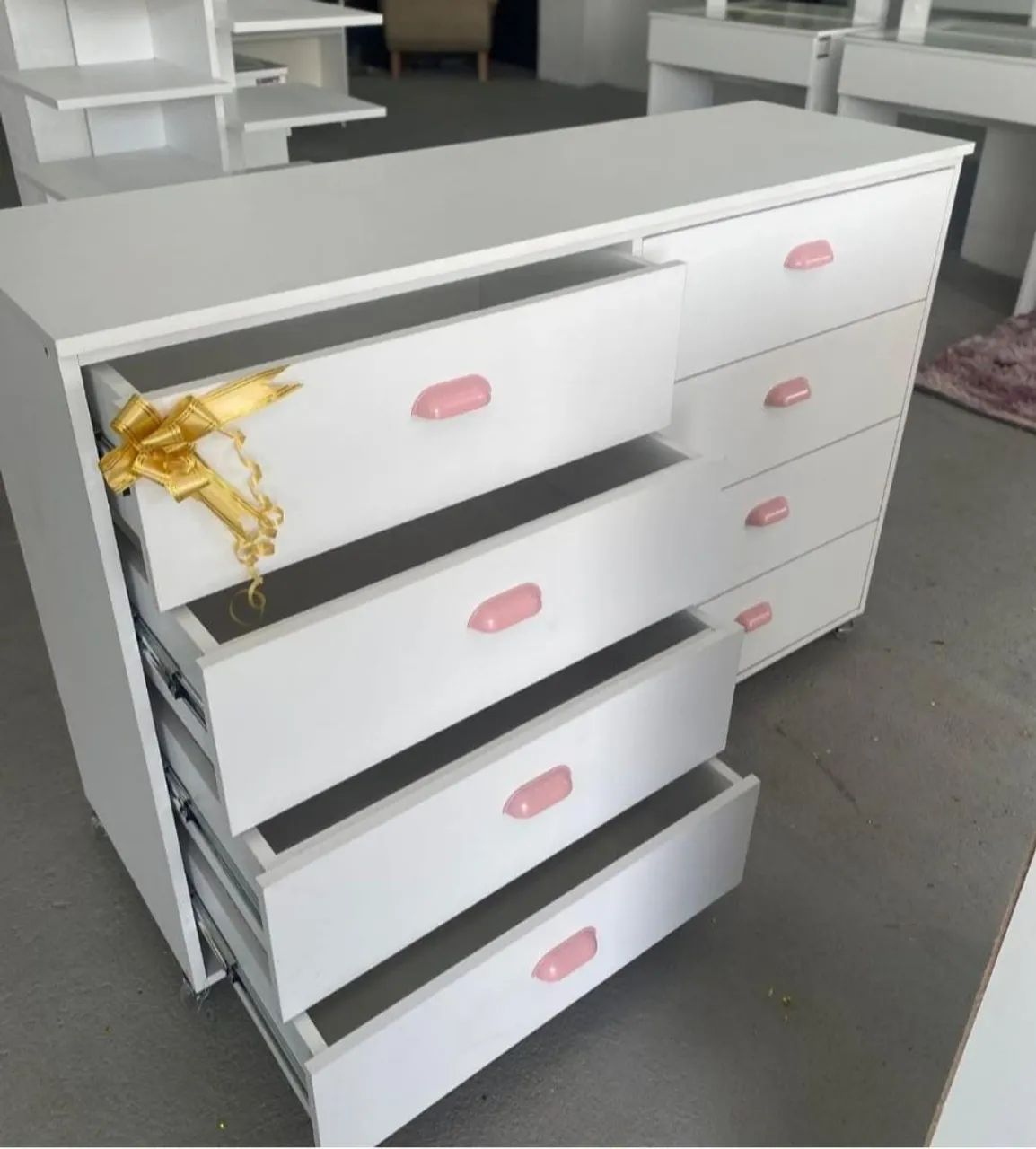 Cômoda em mdf 8 gavetas com rodinhas 