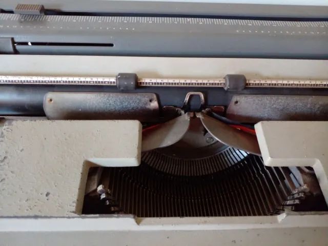 Máquina de Datilografar Olivetti Linea 98 - Foto 2