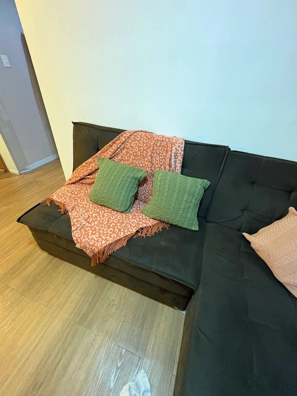 Sofá com cheise é que vira cama  - Foto 3