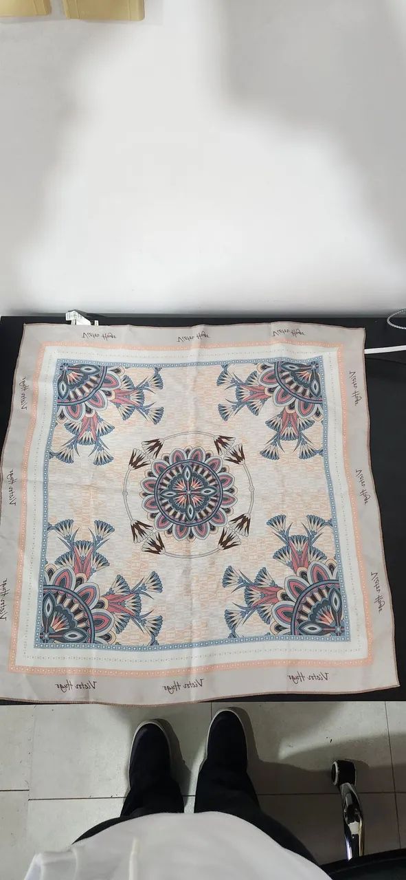 Lenço estampado seda Victor hugo original - Foto 2
