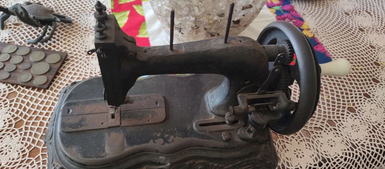 Máquina de costura de ferro antiga funcionando - Foto 4