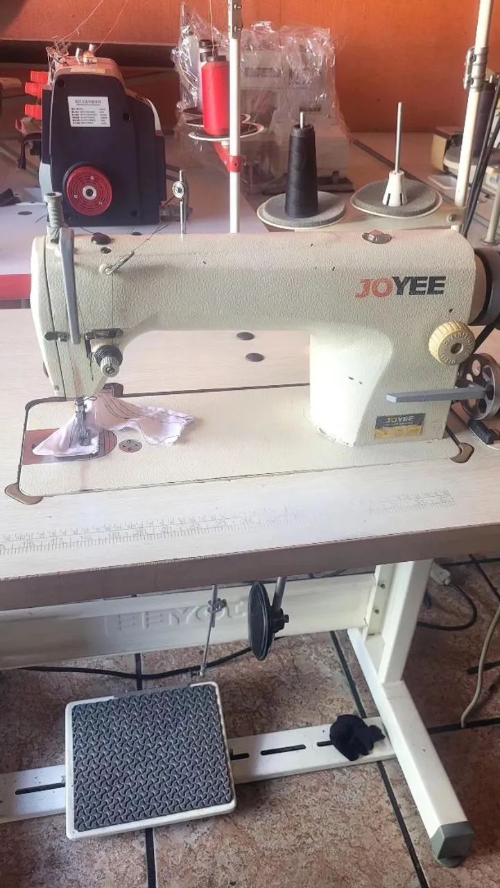 Maquina Reta semi nova 