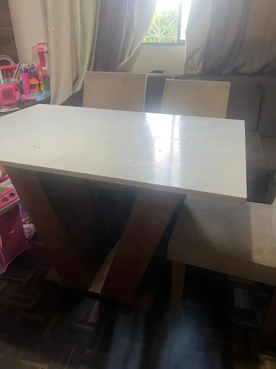 Mesa de jantar e três cadeiras acochoadas - Foto 2