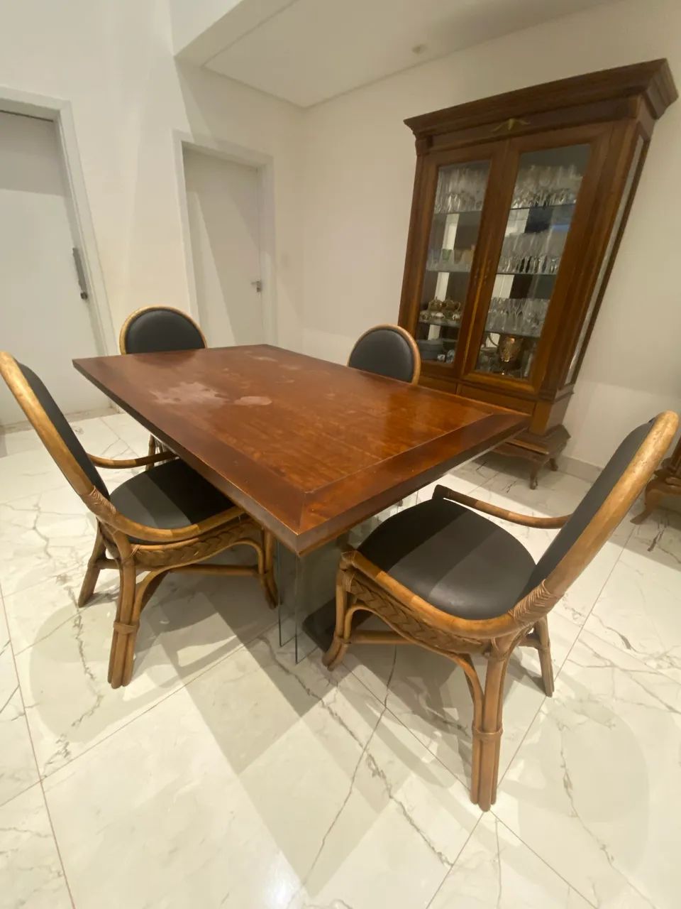 Mesa de Jantar em Madeira Maciça + 4 Cadeiras Estofadas  - Foto 4