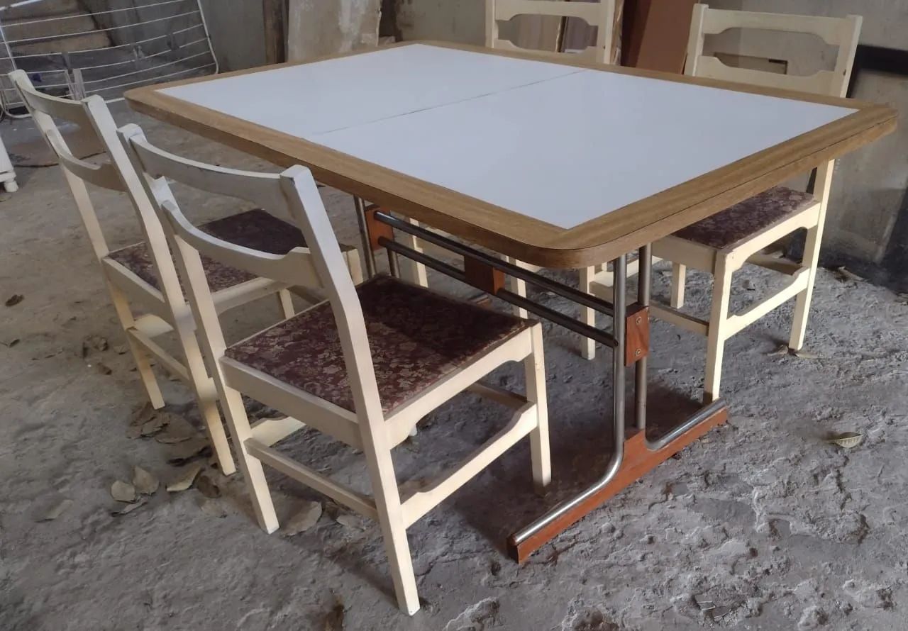 Mesa de madeira  com 4 cadeiras  - Foto 2