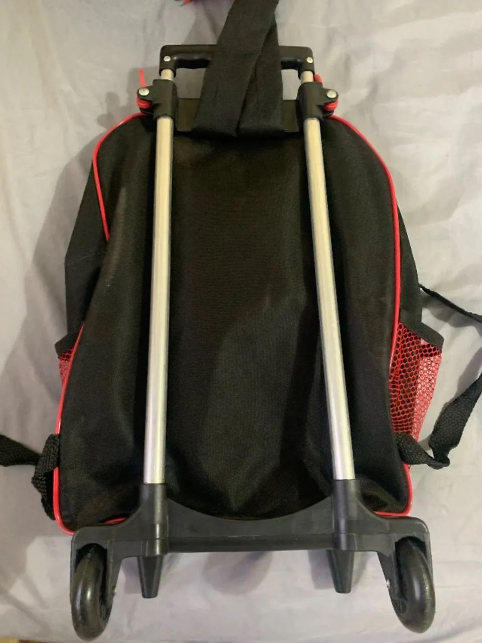 Mochila de rodinhas avangers nunca usada.