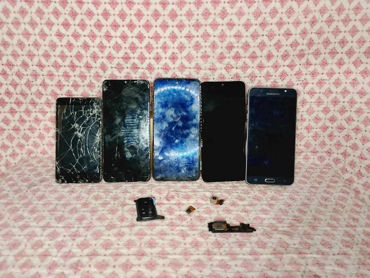 PEÇAS DE CELULAR PARA TÉCNICOS CARCAÇA DE CELULAR TELA E UM SAMSUNG QUE NÃO LIGA