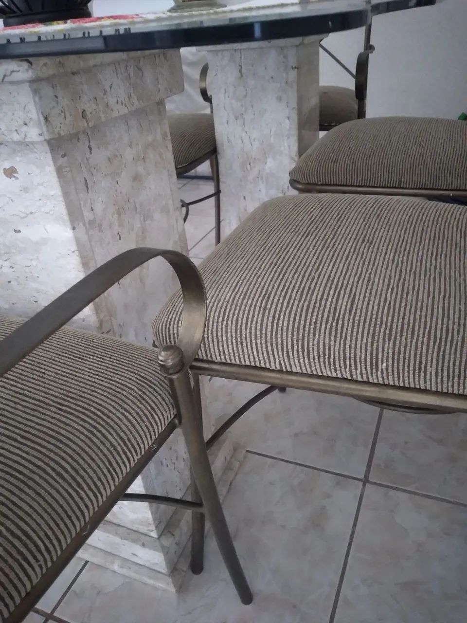 Mesa de vidro com pés de mármore cadeiras de ferro - Foto 4