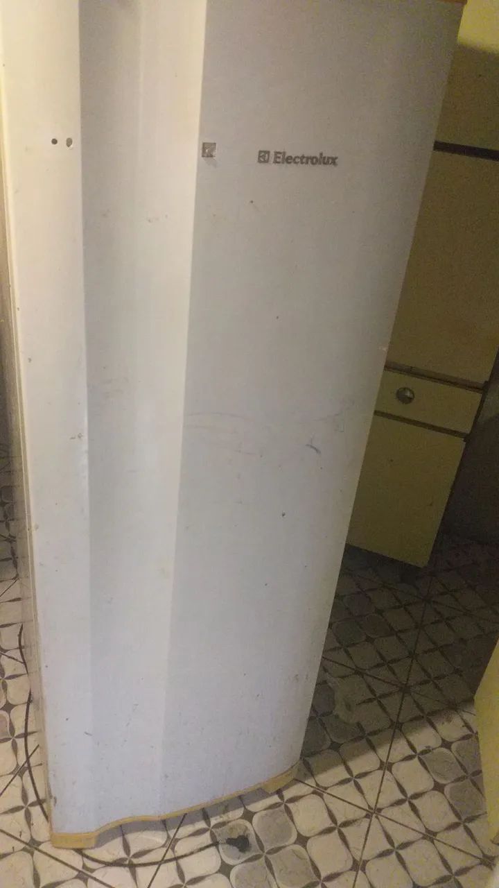Vendo geladeira electrolux quebrada - Foto 2