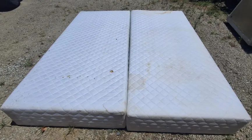 Base de cama queensize branca, com espaço para auxiliar.