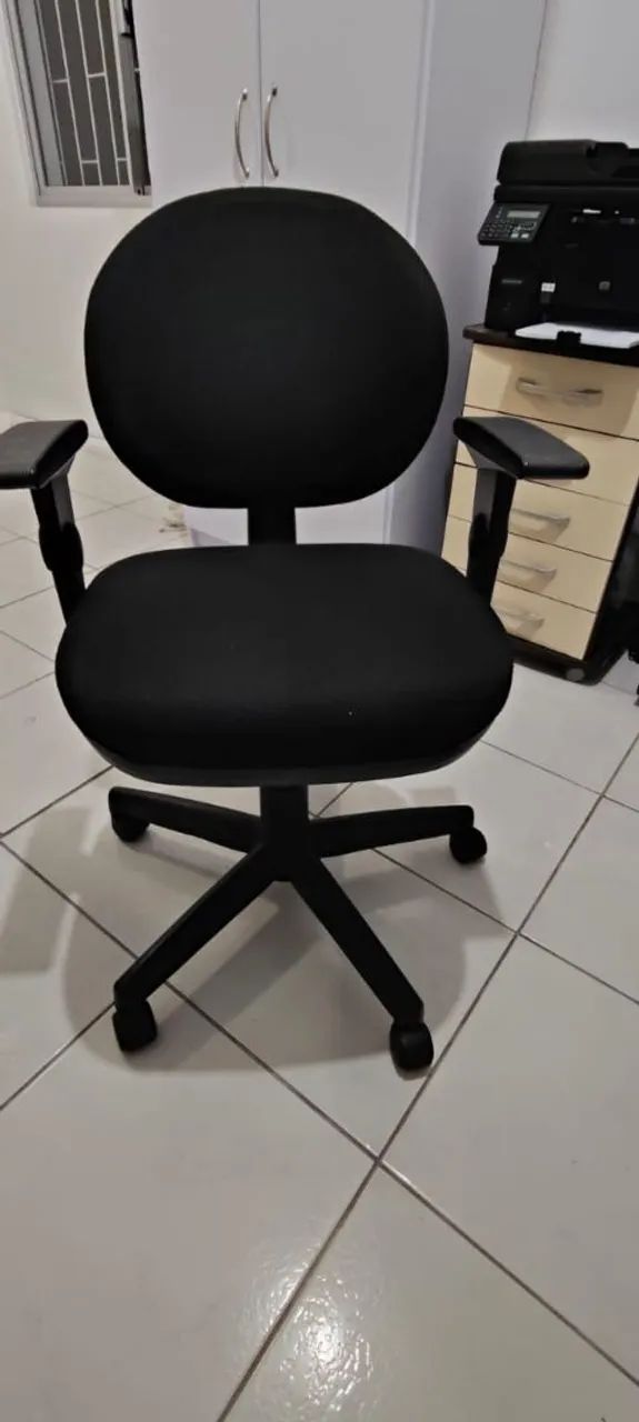 Cadeira giratória semi nova 