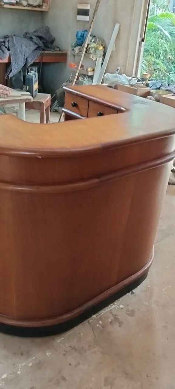 Balcão em mogno ótimo para atendimento 
